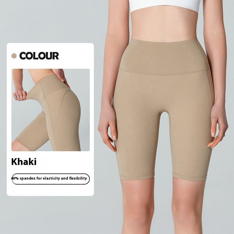 Fit shorts in de kleuren van je jurk.